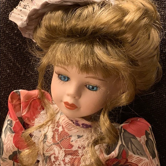 Ashley Belle Keepsakes Genuine Porcelain Collector Doll 15" - Picture 3 of 10